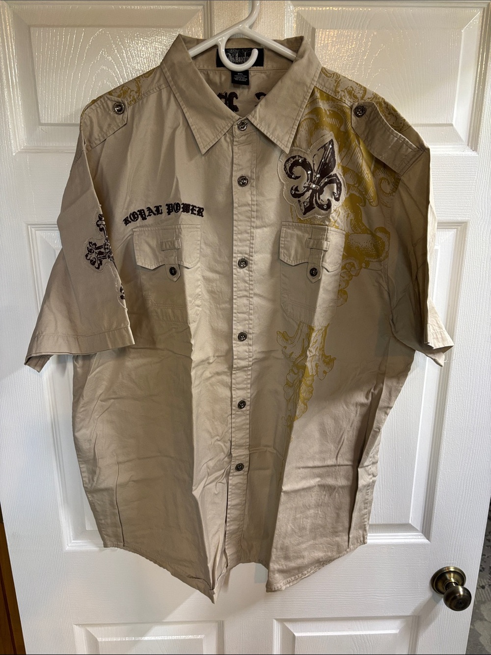 Ablanche Khaki Short-Sleeve Button-Down Shirt with Graphic Fleur-de-Lis